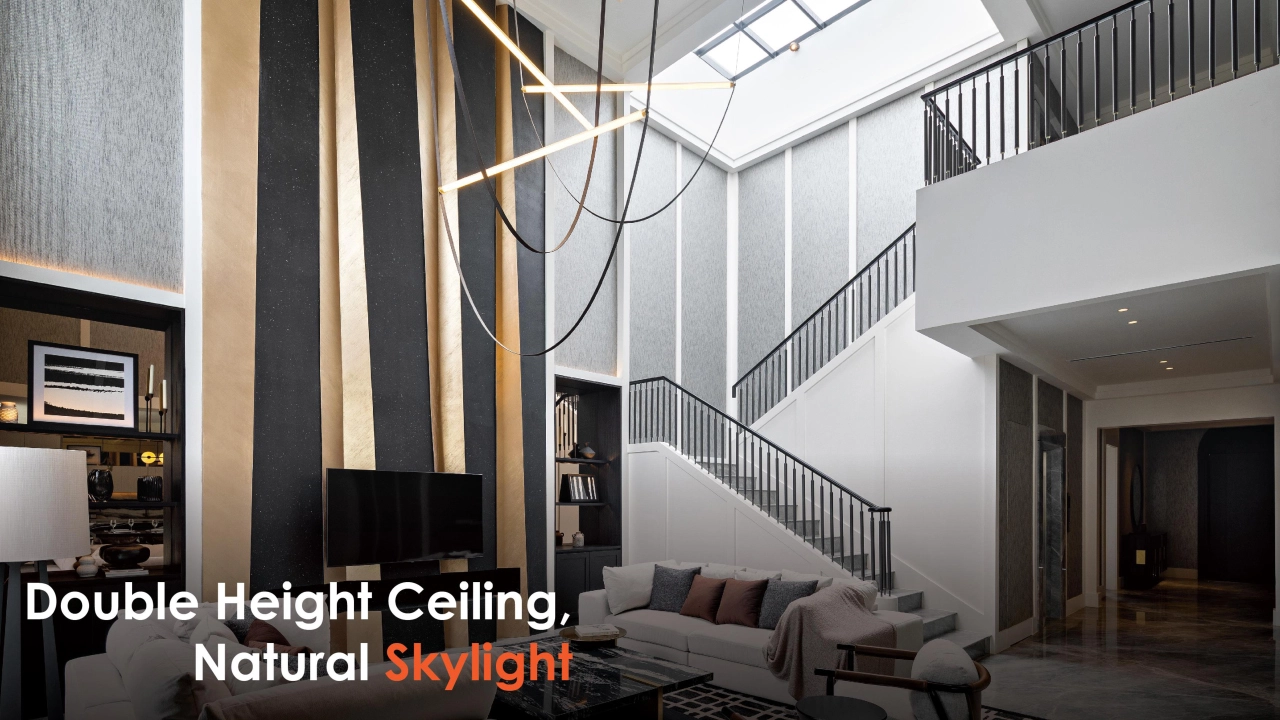 Ruang tamu dengan ceiling tinggi dan skylight alami