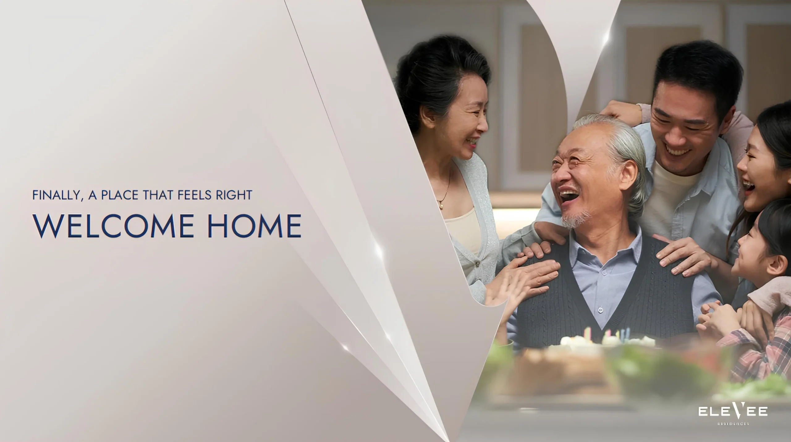 Keluarga lintas generasi tersenyum bahagia saat berkumpul di rumah EleVee Residences