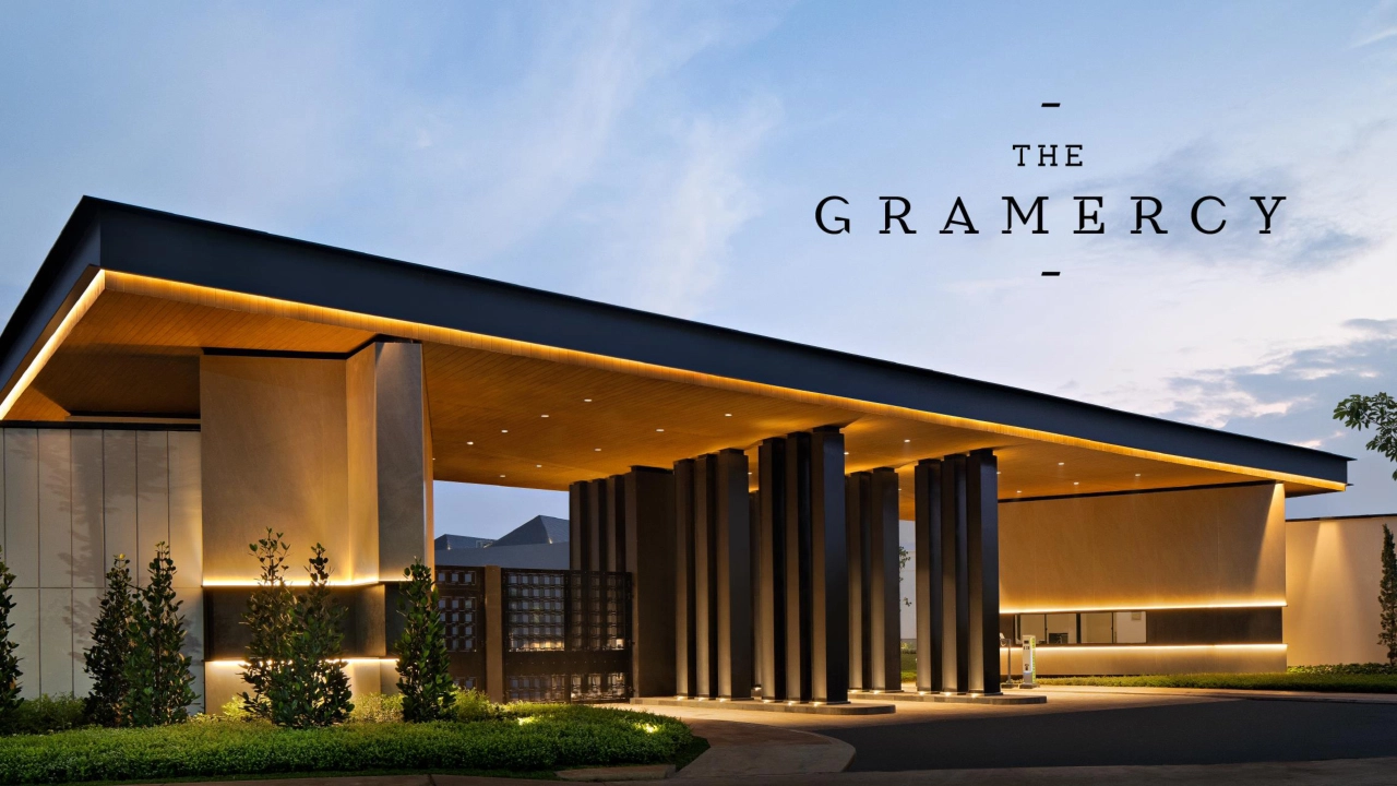 Gerbang utama The Gramercy Alam Sutera dengan desain European Classic