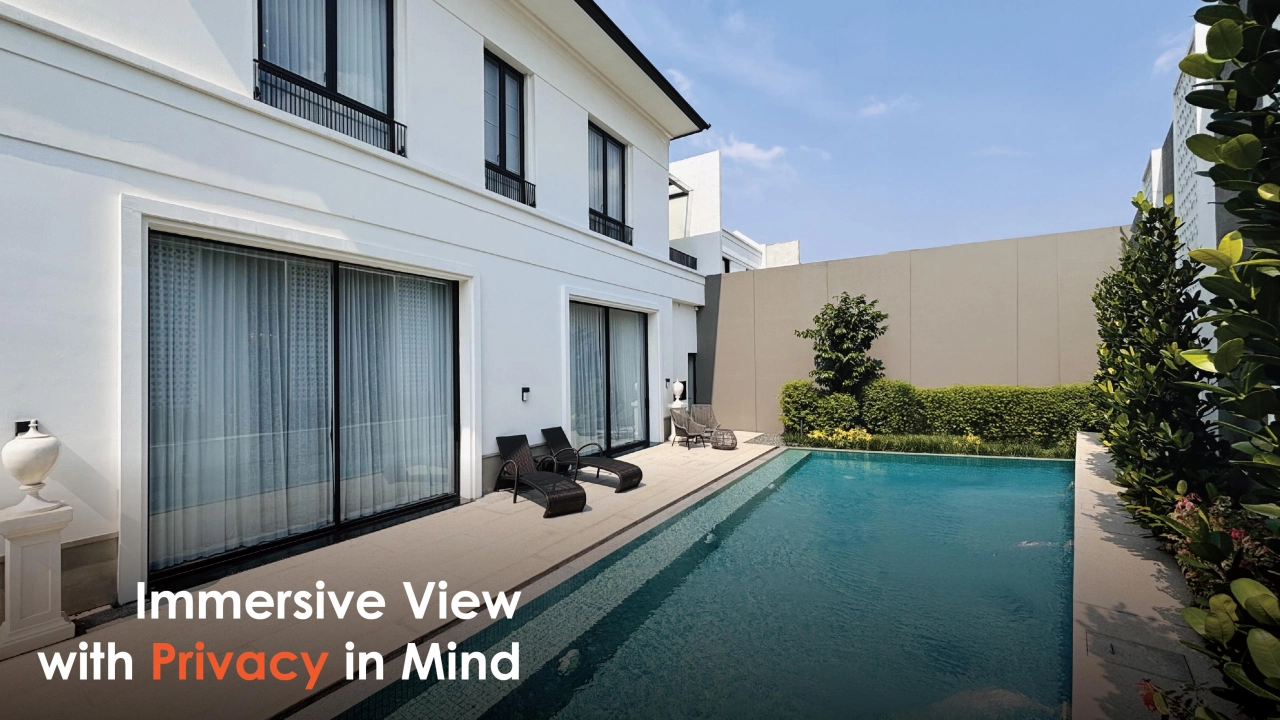 Kolam renang pribadi dengan view menawan di The Gramercy